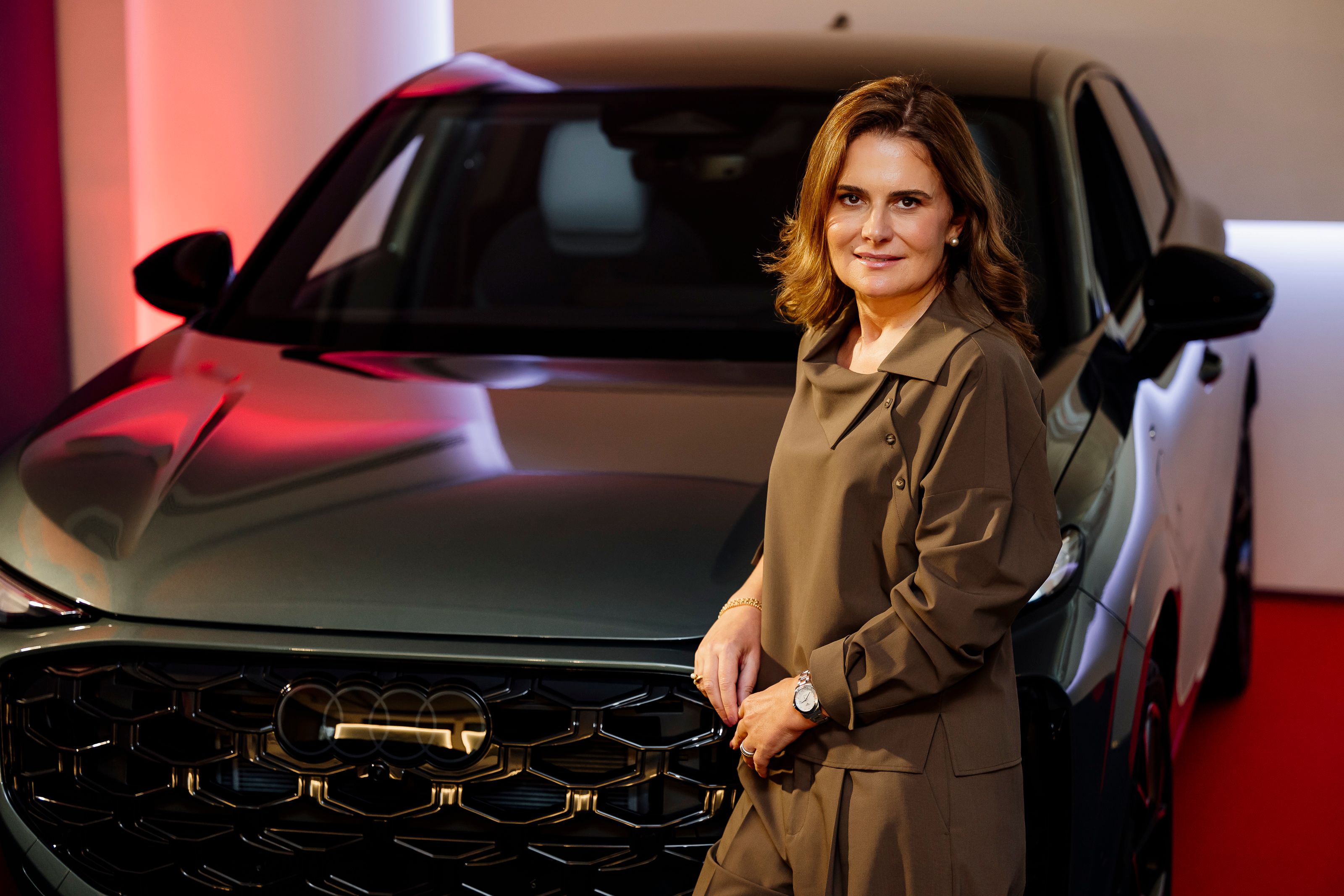 Marília Machado dos Santos Diretora Geral da Audi Portugal junto a um SUV Audi 
