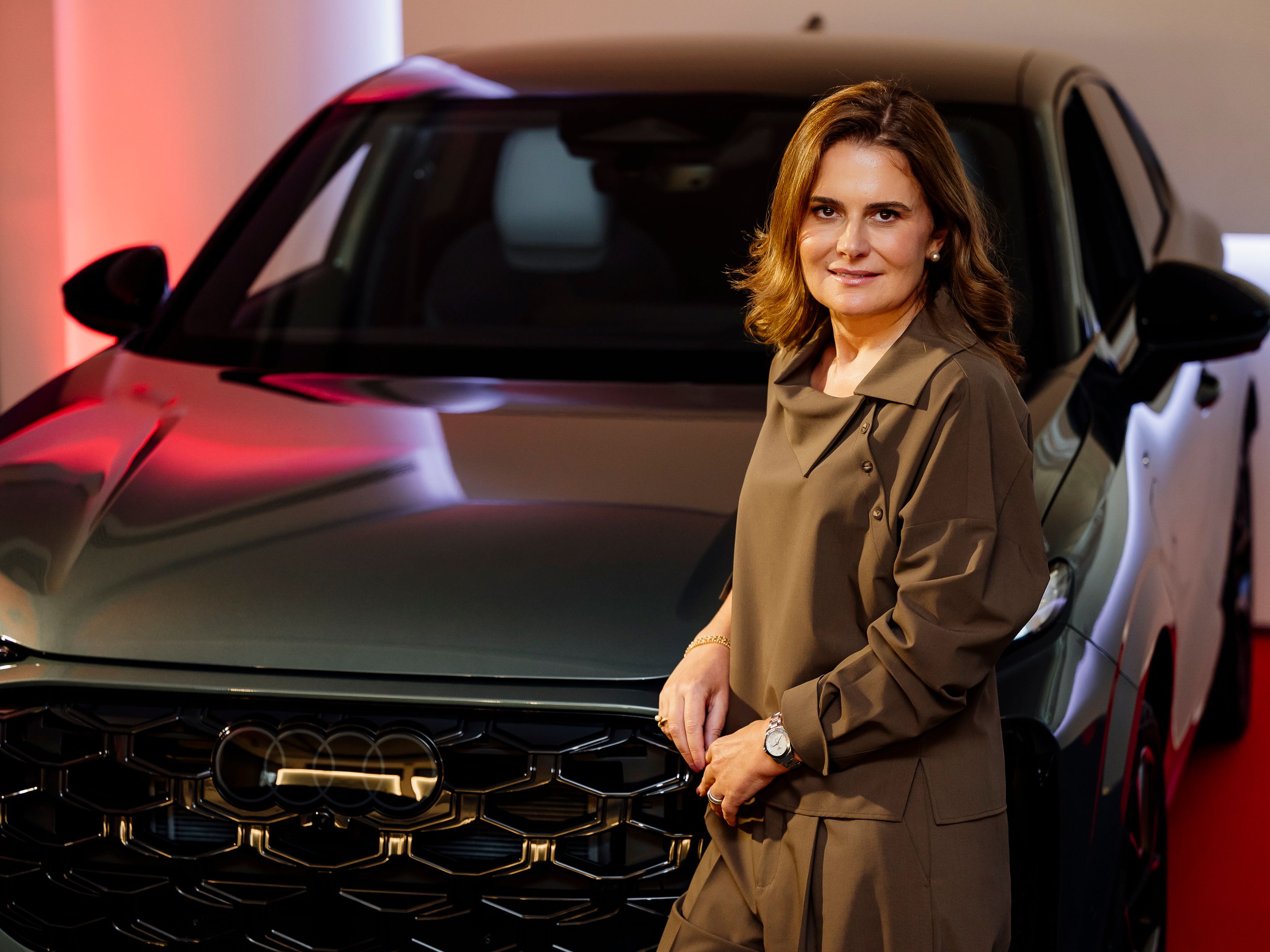 Marília Machado dos Santos Diretora Geral da Audi Portugal junto a um SUV Audi 