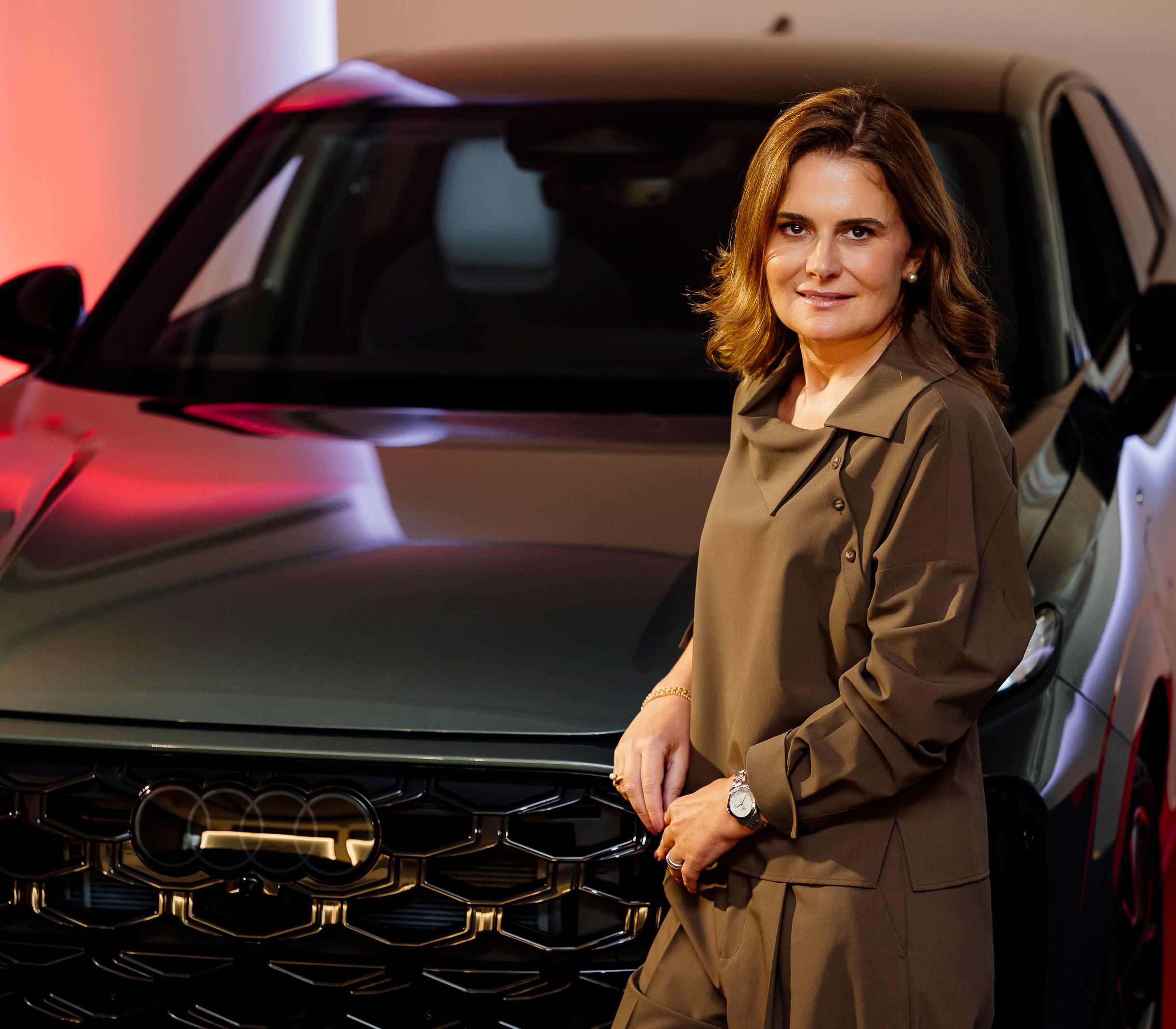 Marília Machado dos Santos Diretora Geral da Audi Portugal junto a um SUV Audi 
