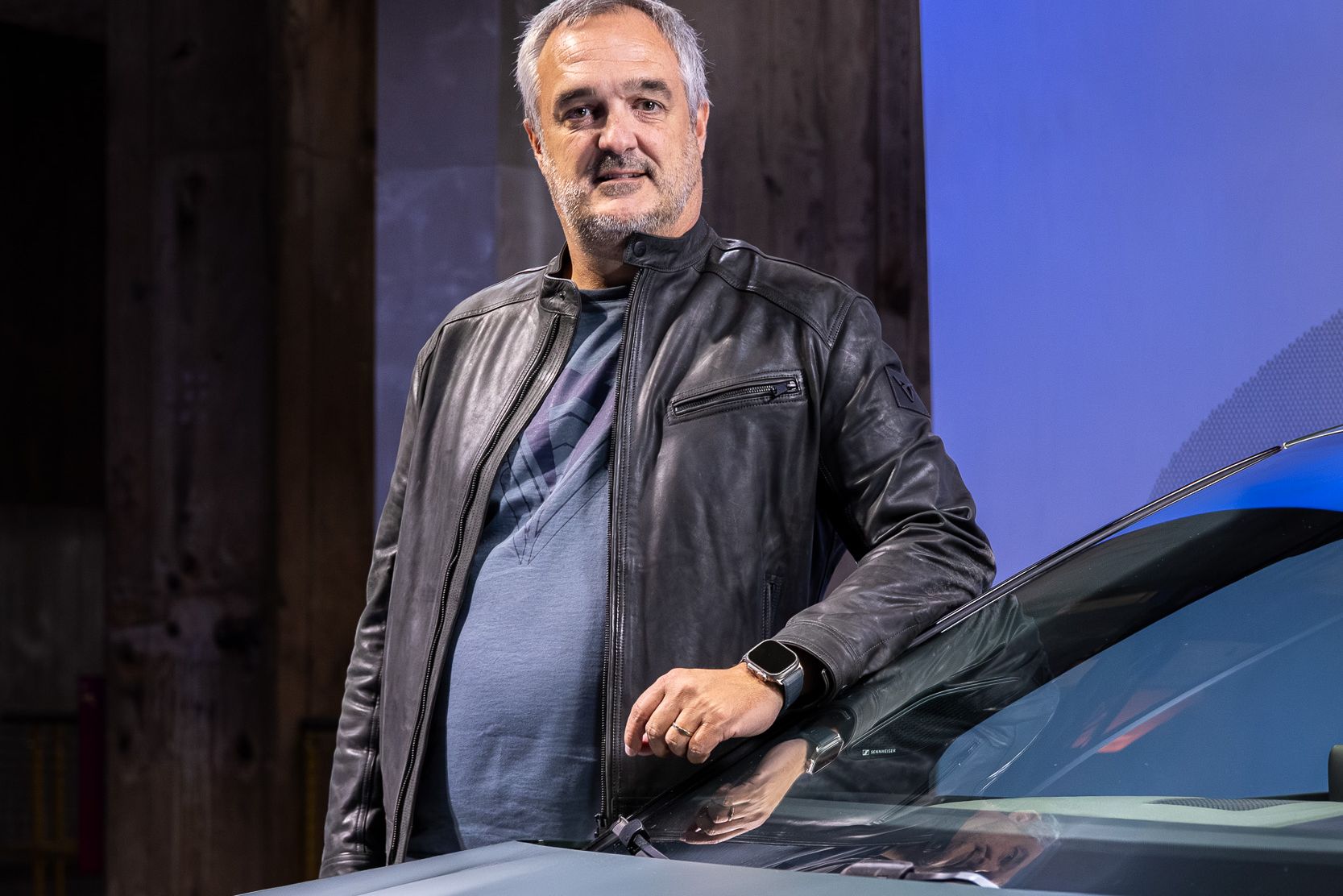 David Albos Diretor Geral da Cupra Portugal junto de um Cupra verde escuro