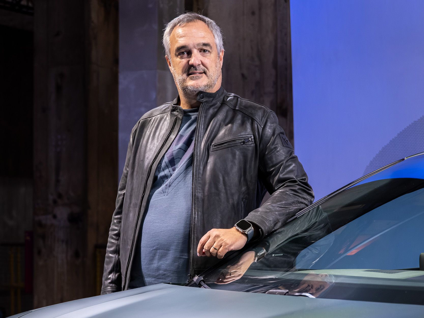 David Albos Diretor Geral da Cupra Portugal junto de um Cupra verde escuro
