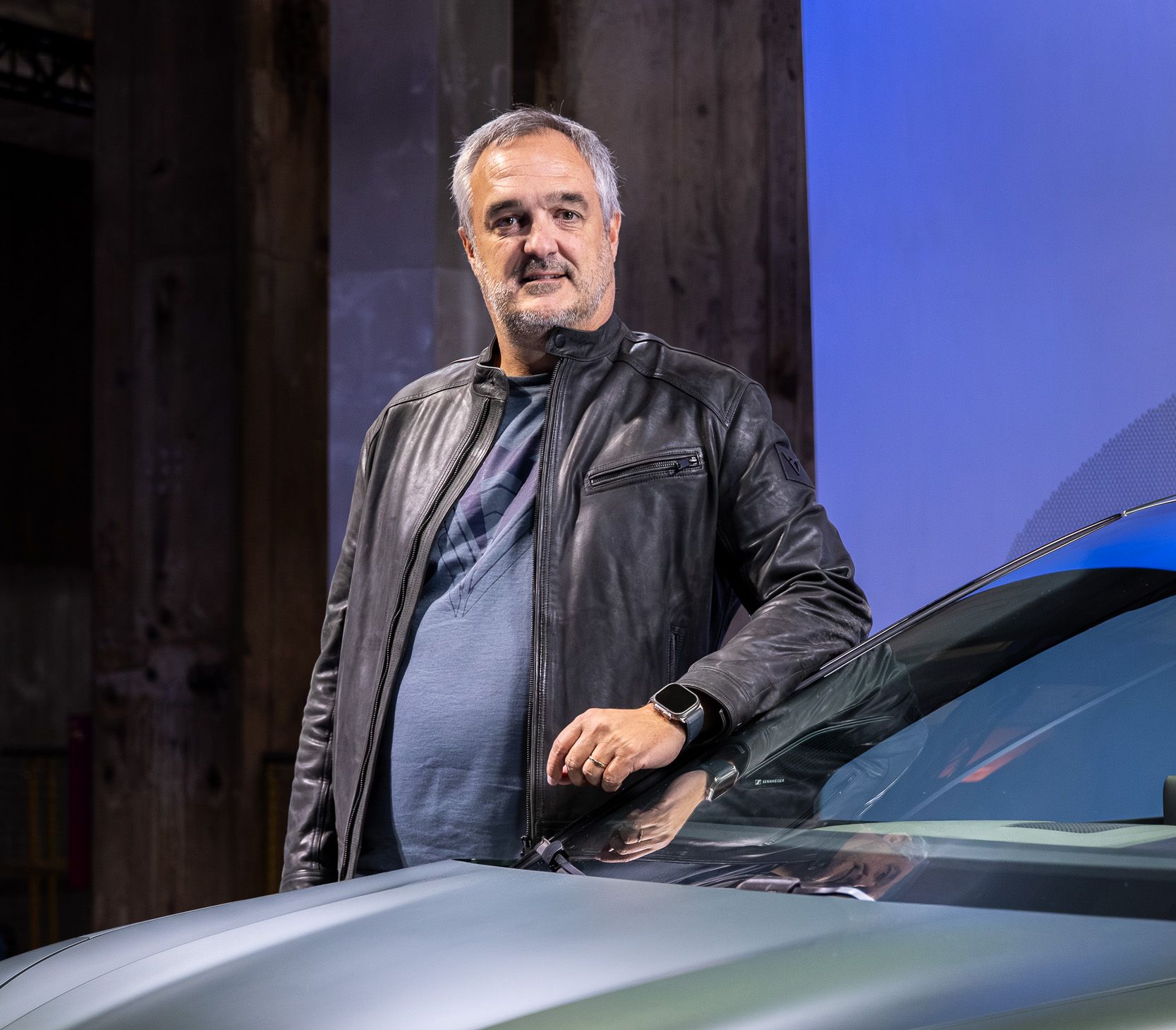 David Albos Diretor Geral da Cupra Portugal junto de um Cupra verde escuro
